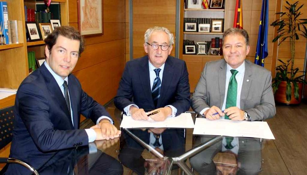 Alberto Candau, en representación de la SECPF; el presidente del CGCOM, Tomás Cobo y el presidente del COMCE, Enrique Roviralta.